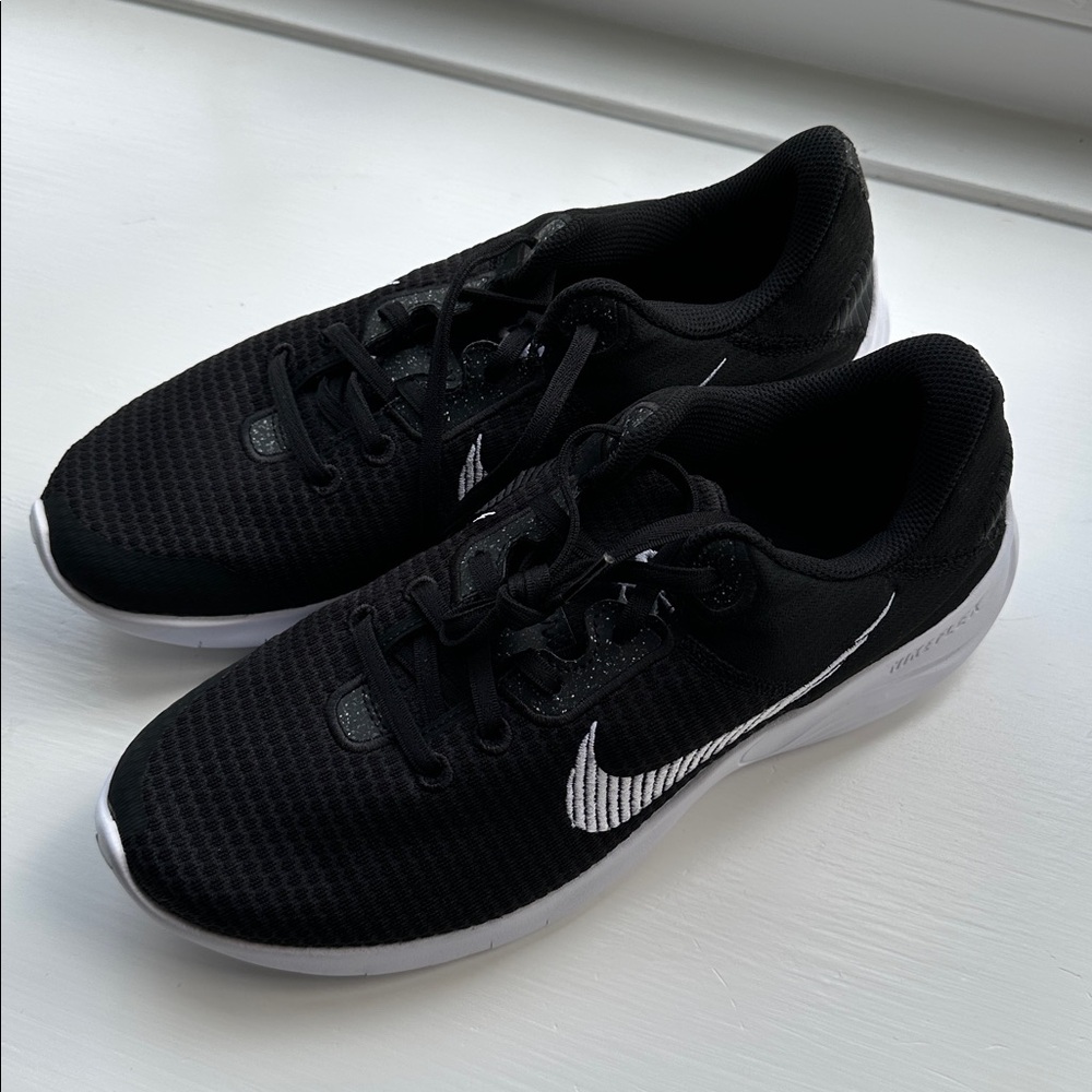 NIKE- women’s Black and White Athletic Sneakers NEW